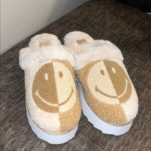 GB Girls Beige and Brown Fuzzy Slippers